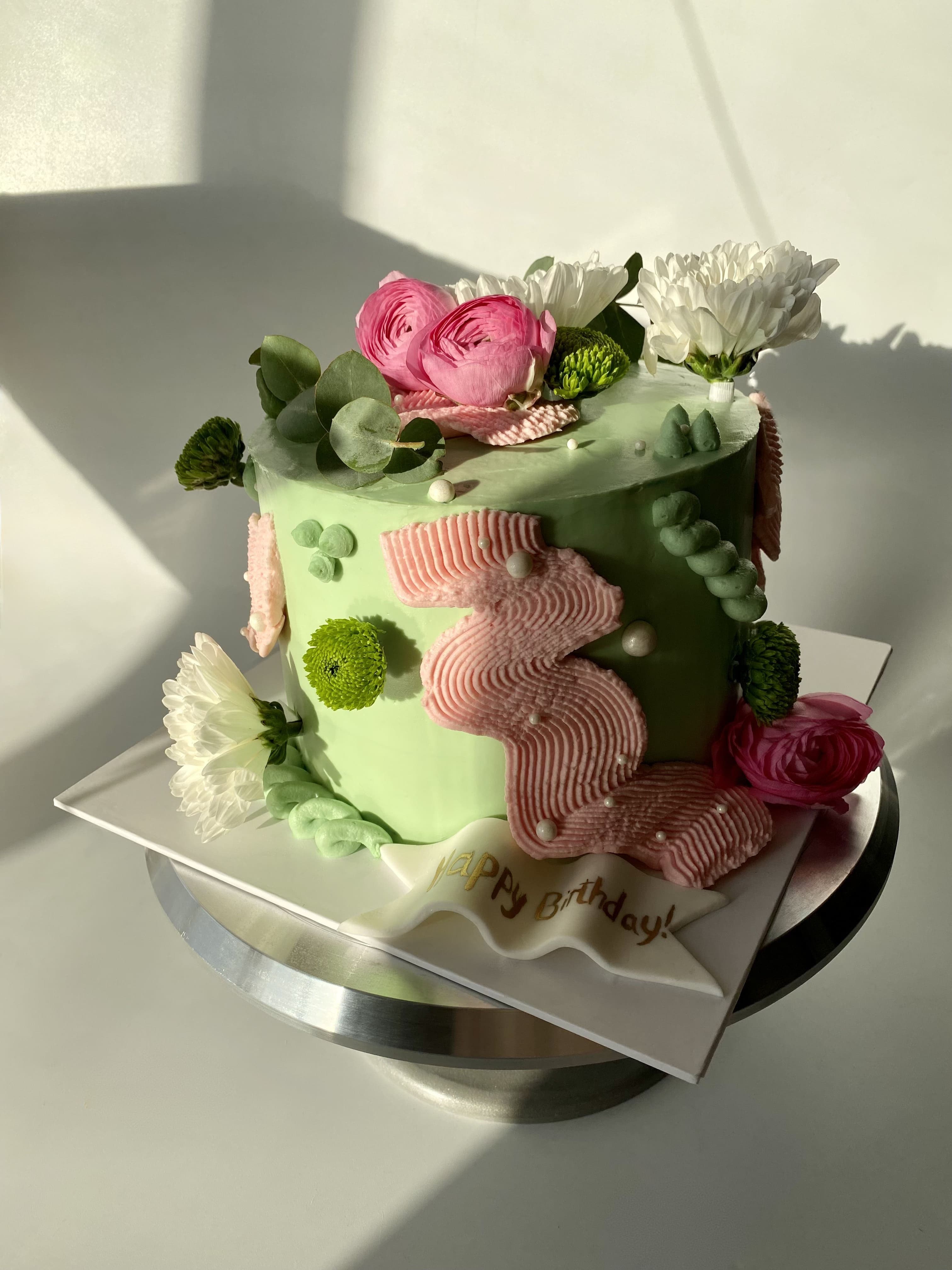 Торт с декором из живых цветов