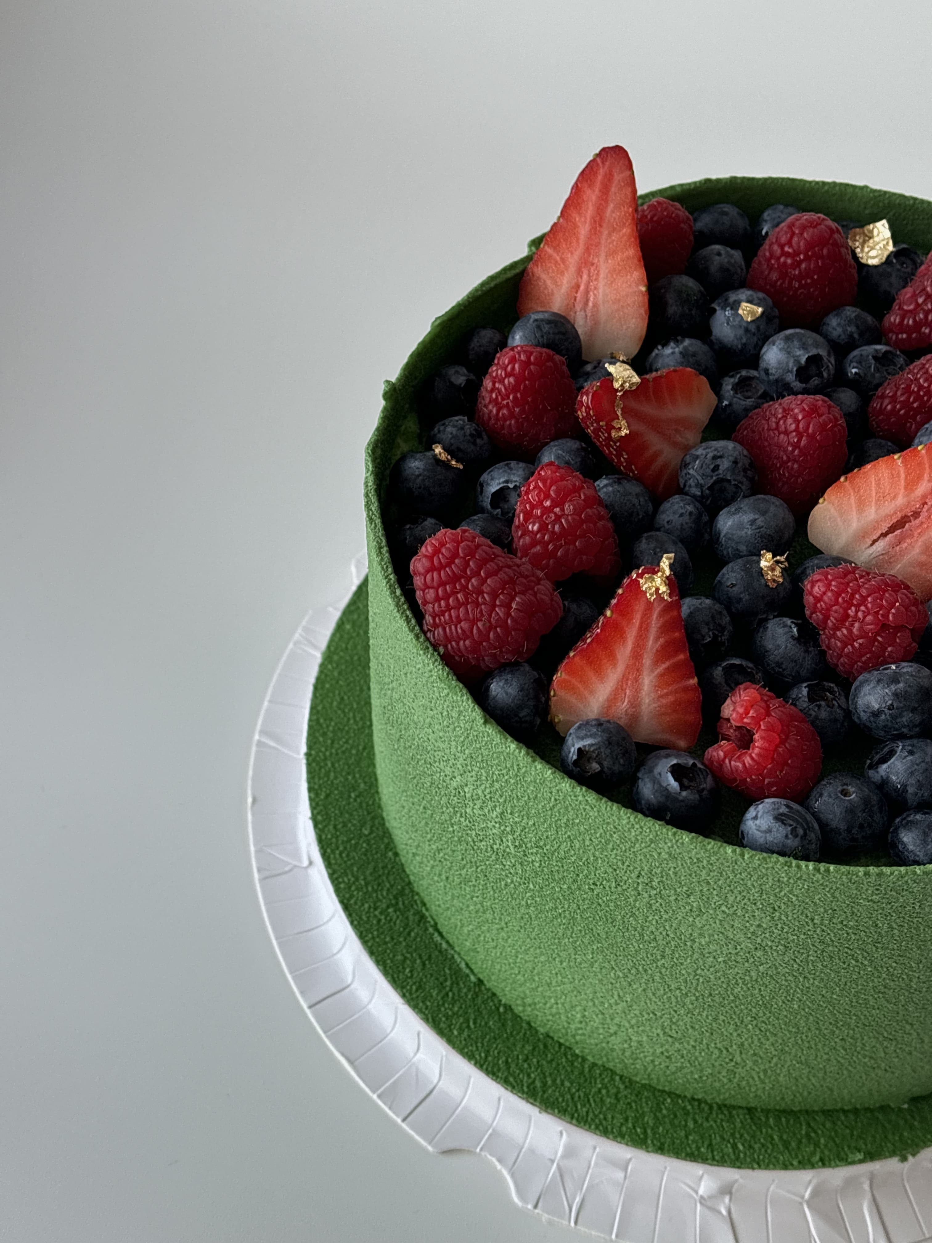 Медовик с ягодами